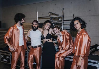 Amaia con los integrantes de la banda en su gira. Todo el vestuario de la formación está diseñado por Paloma Wool en exclusiva.
