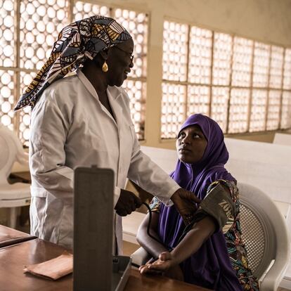 Aishatu Muhammad, enfermera de 53 años, ha diagnosticado vómitos y fiebre a la paciente Hadiza Monsour, de 33 años y embarazada de su séptimo hijo, en un centro de atención primaria de salud en Maiduguri, Nigeria, el 23 de marzo de 2016. El centro de salud, que es apoyado por el UNICEF, la Unión Europea y la USAID , proporciona atención médica general gratuita para las personas de la zona. Tanto el personal de la clínica como los activistas de la salud comunitaria van casa por casa a lo largo de los vecindarios locales para identificar a las mujeres embarazadas y proporcionar instrucción básica sobre el cuidado y la higiene, así como tratar de convencerlas para que acudan a la clínica para realizarse más exámenes médicos.