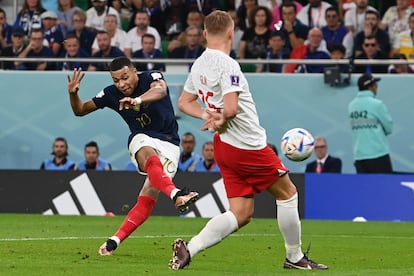 Mbappé dispara a puerta ante la oposición de un jugador de Polonia durante el encuentro disputado por ambas selecciones el pasado diciembre en el Mundial de Qatar.