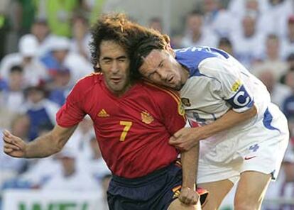 Raúl y Smertin chocan en un lance del partido.