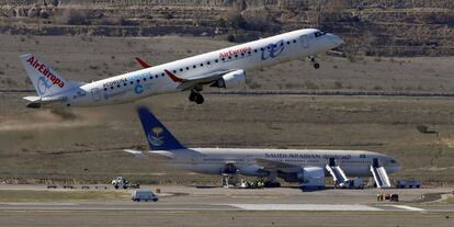 Un avi&oacute;n de Air Europa despega de Barajas