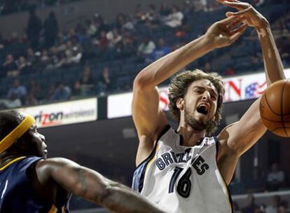 Gasol pelea por un balón con un rival de Indiana