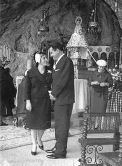 Una imagen de la boda de Corín Tellado con Domingo Egusquizaga en Covadonga, en 1959.