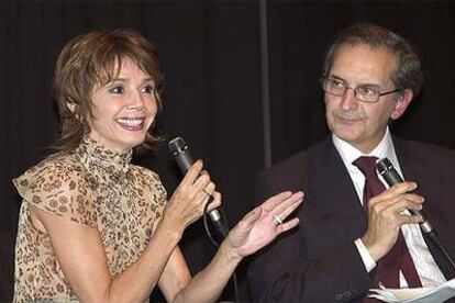 Victoria Abril y el catedrático Peter W. Evans, durante el coloquio en el festival de cine español en Londres.