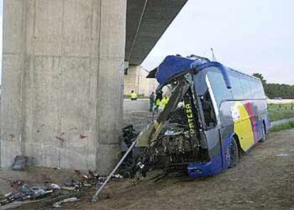 Estado en que presentaba esta mañana el autocar siniestrado.