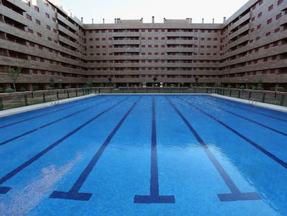 Piscina en una urbanización en la localidad de Seseña, en Toledo.