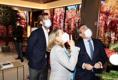 Rosauro Varo, vicepresidente de PRISA, con la vicepresidenta primera del Gobierno y ministra de Economía, Nadia Calviño, y Rafael Herrador, director territorial de CaixaBank.