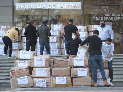 Integrantes de la asociación "Que siga la democracia", entregan cajas con firmas al Instituto Nacional Electoral (INE) el 17 de diciembre de 2021.