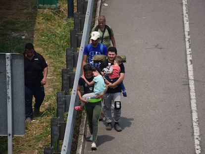 Un grupo de migrantes camina por la carretera Tapachula - Suchiate, el 9 de mayo en el Estado de Chiapas.