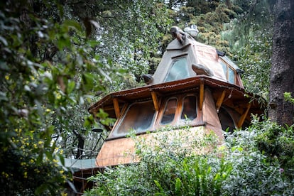 La residencia de Maussan esconde tres casas subterrneas unidas por galeras, la torre de la imagen y dos caba?as de madera.