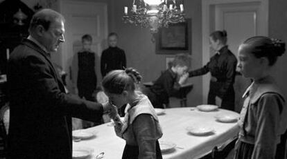 Un fotograma de la película <i>La cinta blanca</i><b>, dirigida por Michael Haneke.</b>