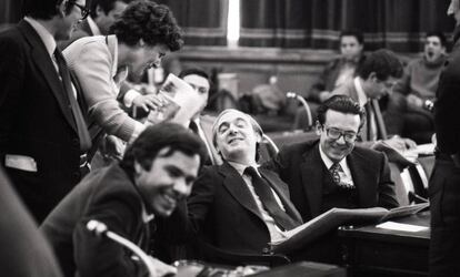 Una diputada se acerca a hablar con José Pedro Pérez Llorca, en el centro de la imagen, durante la sesión de debate general sobre la Constitución, en presencia de Felipe González (izquierda) y Miguel Herrero y Rodríguez de Miñón, en mayo de 1978.