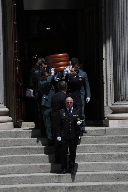 Decenas de personas congregadas en el exterior del Congreso despidieron este sábado a Rubalcaba entre aplausos. "No te olvidaremos", le gritaban algunos. También se han escuchado mensajes de ánimo a la viuda y al presidente del Gobierno en funciones.