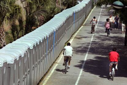 Centenares de urinarios portátiles instalados junto al pretil del Turia.