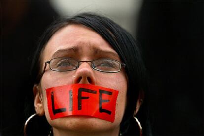 Una activista contra la eutanasia, con la boca tapada en representación del silencio de Schiavo, durante una protesta ante la Corte de Justicia de Pinellas.