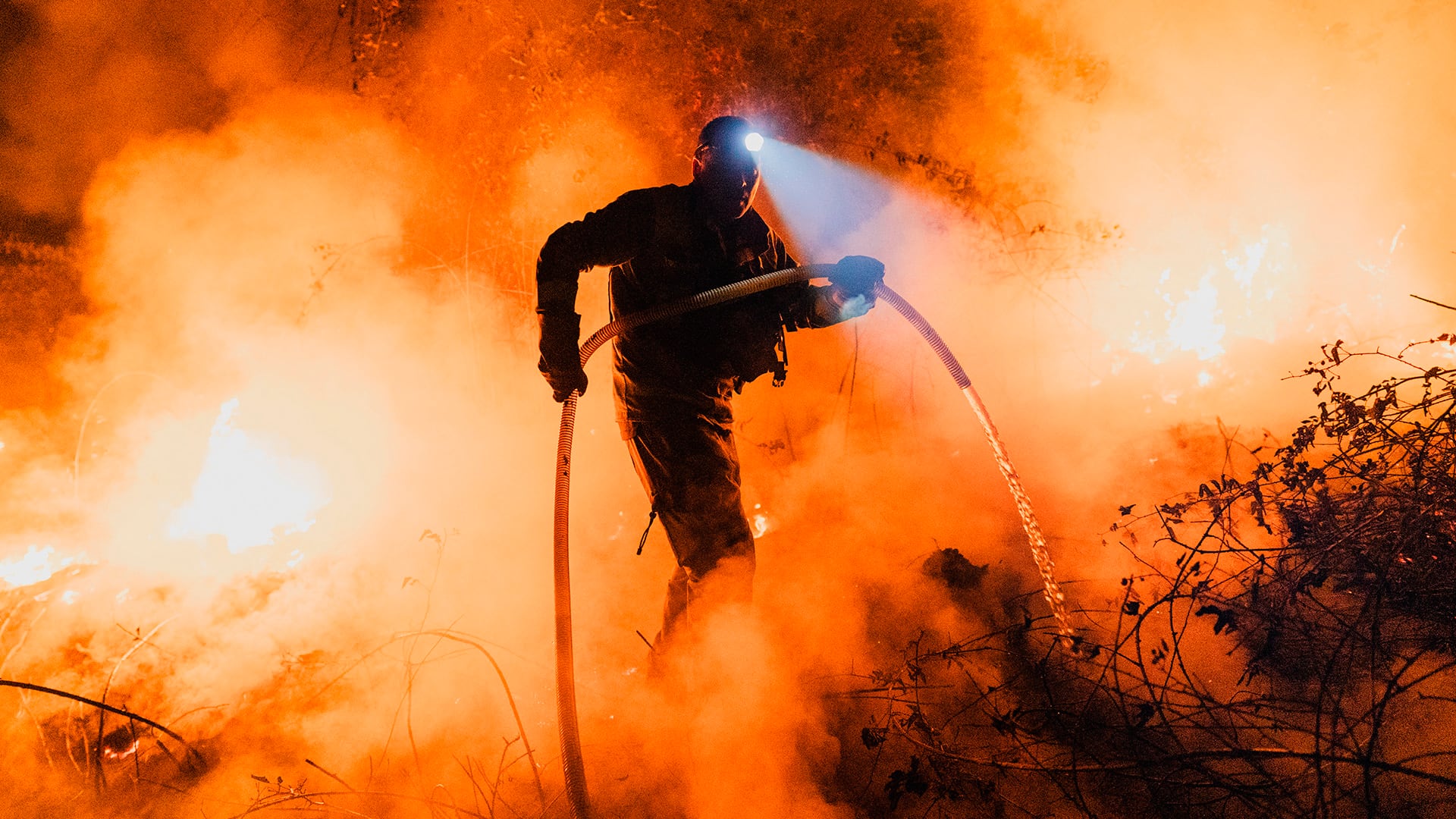 Los incendios forestales de 2025 en España han generado tanto CO₂ como cinco veces la aviación nacional o el doble de la industria del refino
