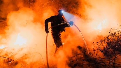 Un bombero trabaja en las labores de extinción de incendios en Ribadavia, Ourense, este lunes.