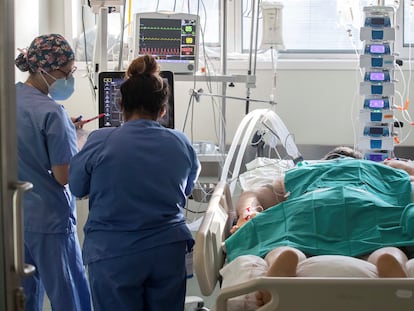 Dos enfermeras atienden a un paciente en la UCI del hospital Reina Sofía de Murcia, este lunes.