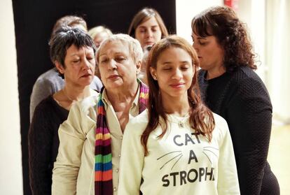 Participantes en el grupo de teatro femenino dedicado a identificar actitudes machistas.