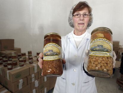 Una empleada de una de las empresas de agricultura orgánica muestra dos de sus productos.