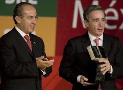 El presidente mexicano, Felipe Calderón (Izq.) junto a su homólogo colombiano, Álvaro Uribe, hoy en Bogotá