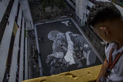 Un mural gigante de la estrella de la NBA Kobe Bryant y su hija Gianna, pintado horas después de su muerte, en una cancha de baloncesto en un barrio en Taguig (Filipinas), el 28 de enero.