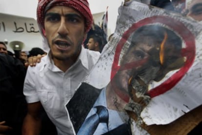 Un manifestante en las marchas del viernes contra el Gobierno de Siria.