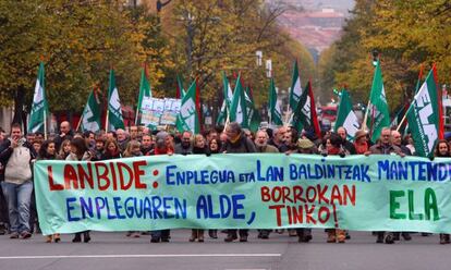Manifestación de afiliados de ELA contra Lanbide, en Bilbao.