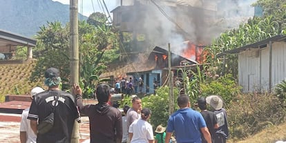 Un edificio en llamas tras el presunto ataque con un dron, en Argelia (Cauca), 17 de junio.