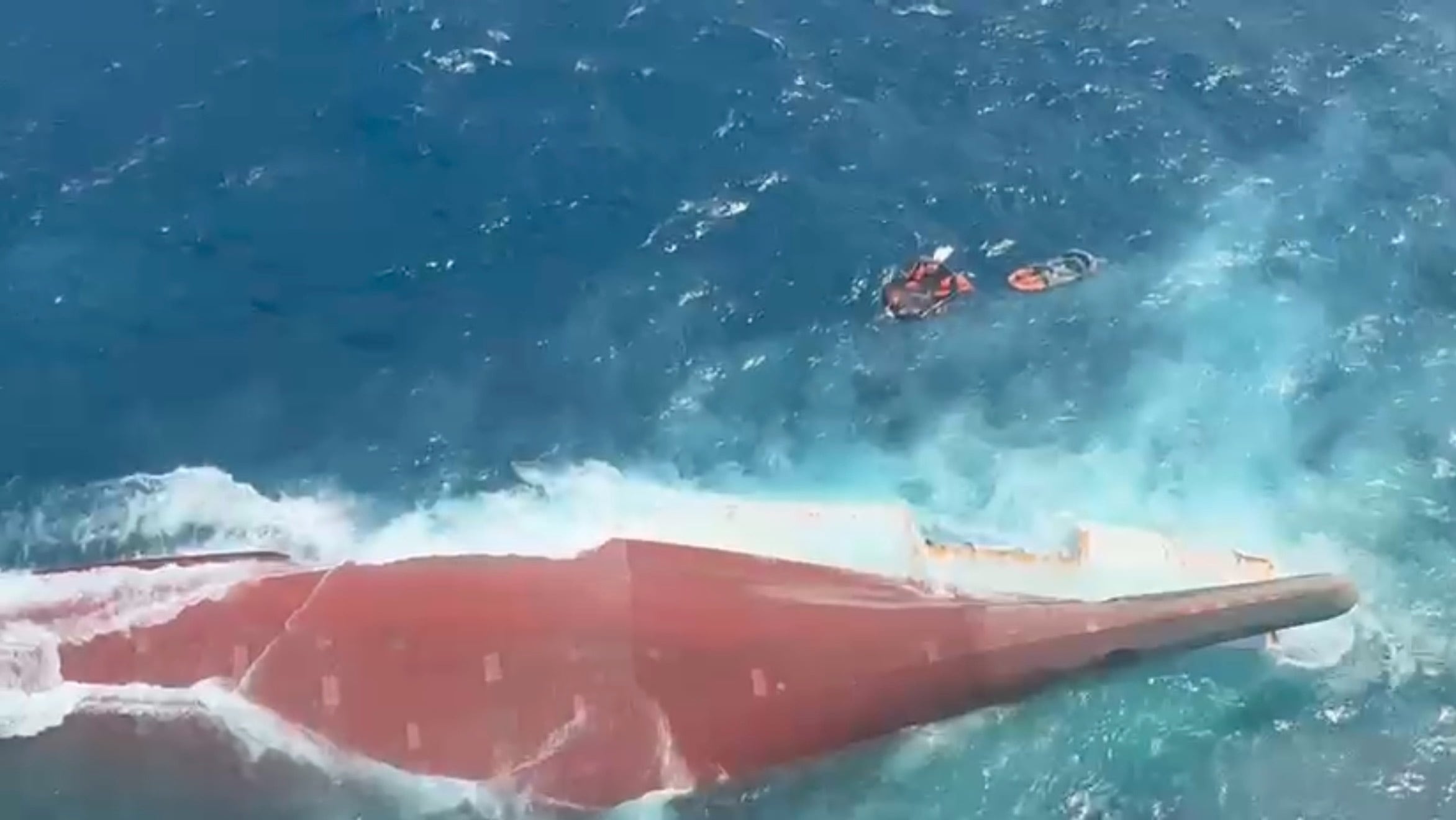 Al menos 6 muertos y 129 desaparecidos tras volcar un barco de pasajeros indonesio