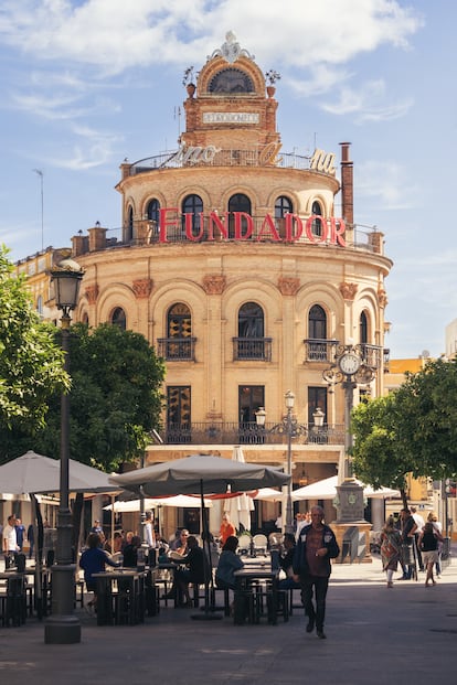 El edificio histórico Gallo Azul en la famosa calle Larga, en el centro de Jerez.