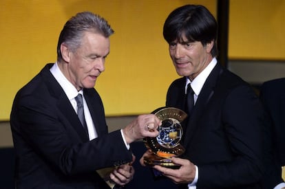 El entrenador de la selección de fútbol de Alemania, Joachim Löw, recibe el trofeo al mejor entrenador de 2014 de manos del alemán Ottmar Hitzfeld.