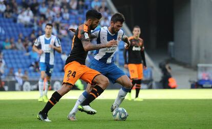 Ferreyra disputa el balón con Garay en el Espanyol-Valencia.