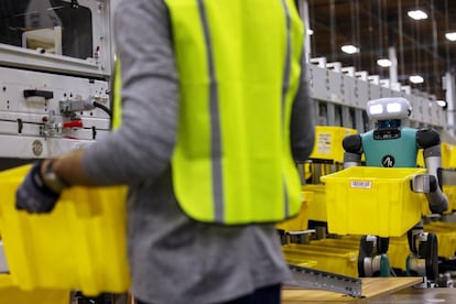 El robot Digit de Amazon en el interior del almacén.