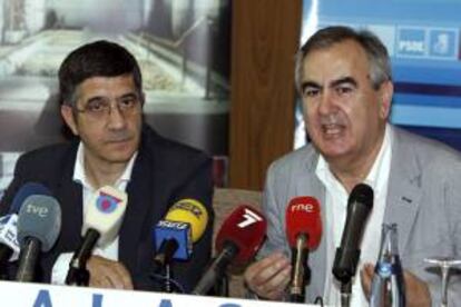 El lehendakari del Gobierno vasco y secretario general del Partido Socialista de Euskadi, Patxi López (i), y el secretario general de los socialistas murcianos, Rafael González (d).