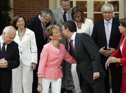 Zapatero saluda a De la Vega antes de posar con los restantes miembros del nuevo Gobierno.