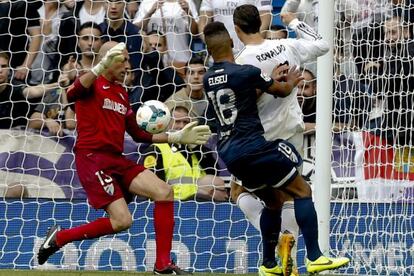 Caballero detiene un lanzamiento de Cristiano.