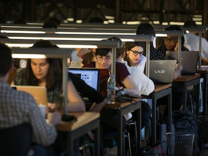 Estudiantes en la biblioteca del edificio historico de la UB. 