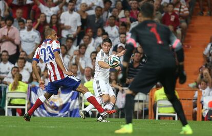 James centra el balón