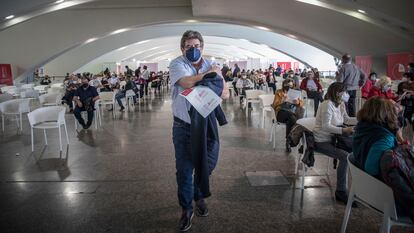 Una persona tras recibir la vacuna, en el primer día de la vacunación masiva en Valencia, este lunes.