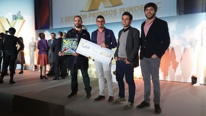 Miguel García Guerra (segundo empezando por la derecha) y otros socios de Estudio Creativo P2P recogen el premio de Fundetec por su proyecto Baño P2P.