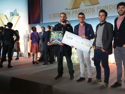 Miguel García Guerra (segundo empezando por la derecha) y otros socios de Estudio Creativo P2P recogen el premio de Fundetec por su proyecto Baño P2P.