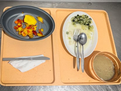 Los restos de frutas, verduras y un puré en una bandeja del Hospital Universitario 12 de Octubre, el pasado 8 de julio.