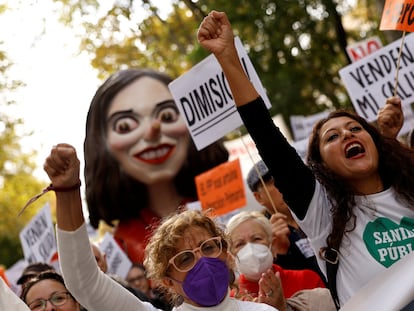 Varios manifestantes claman contra la política sanitaria de Isabel Díaz Ayuso por las calles de Madrid en la manifestación por la sanidad pública del 13 de noviembre de 2023.