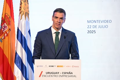 El presidente del Gobierno, Pedro Sánchez, interviene durante un encuentro con empresarios españoles, en el hotel Radisson de Montevideo este martes.