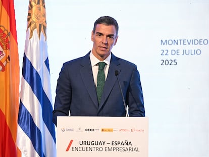 El presidente del Gobierno, Pedro Sánchez, interviene durante un encuentro con empresarios españoles, en el hotel Radisson de Montevideo este martes.