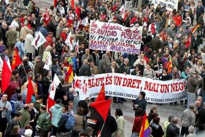 La Plataforma en Defensa de la Sanidad Pública congregó ayer en Valencia a colectivos sociales, sindicatos y partidos.