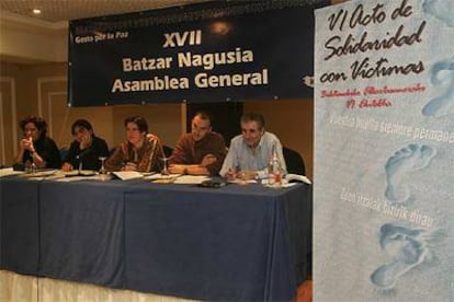 Los miembros de la mesa de la 17ª asamblea de Gesto, ayer durante la reunión celebrada en un hotel de Bilbao.