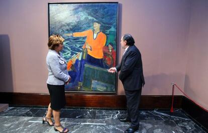 Josune Ariztondo y Javier Viar observan el cuadro de Zubiaurre.