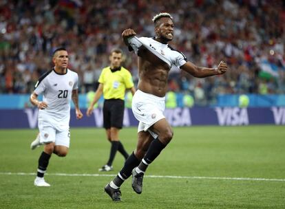 Kendall Waston celebra el gol.